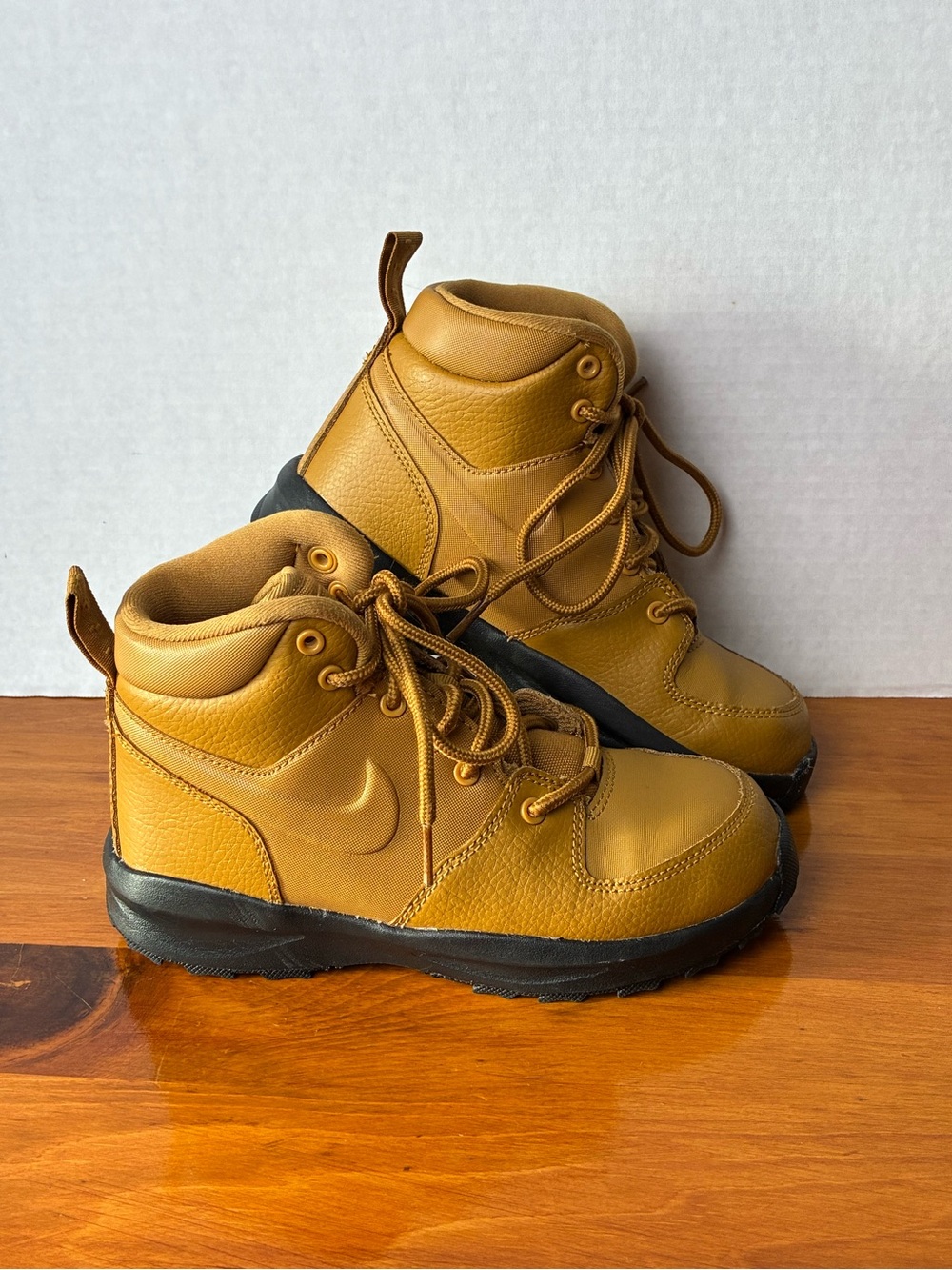 NIKE Manoa BQ5373-700 Youth Size 13.5 Wheat Hightop Leather Boots